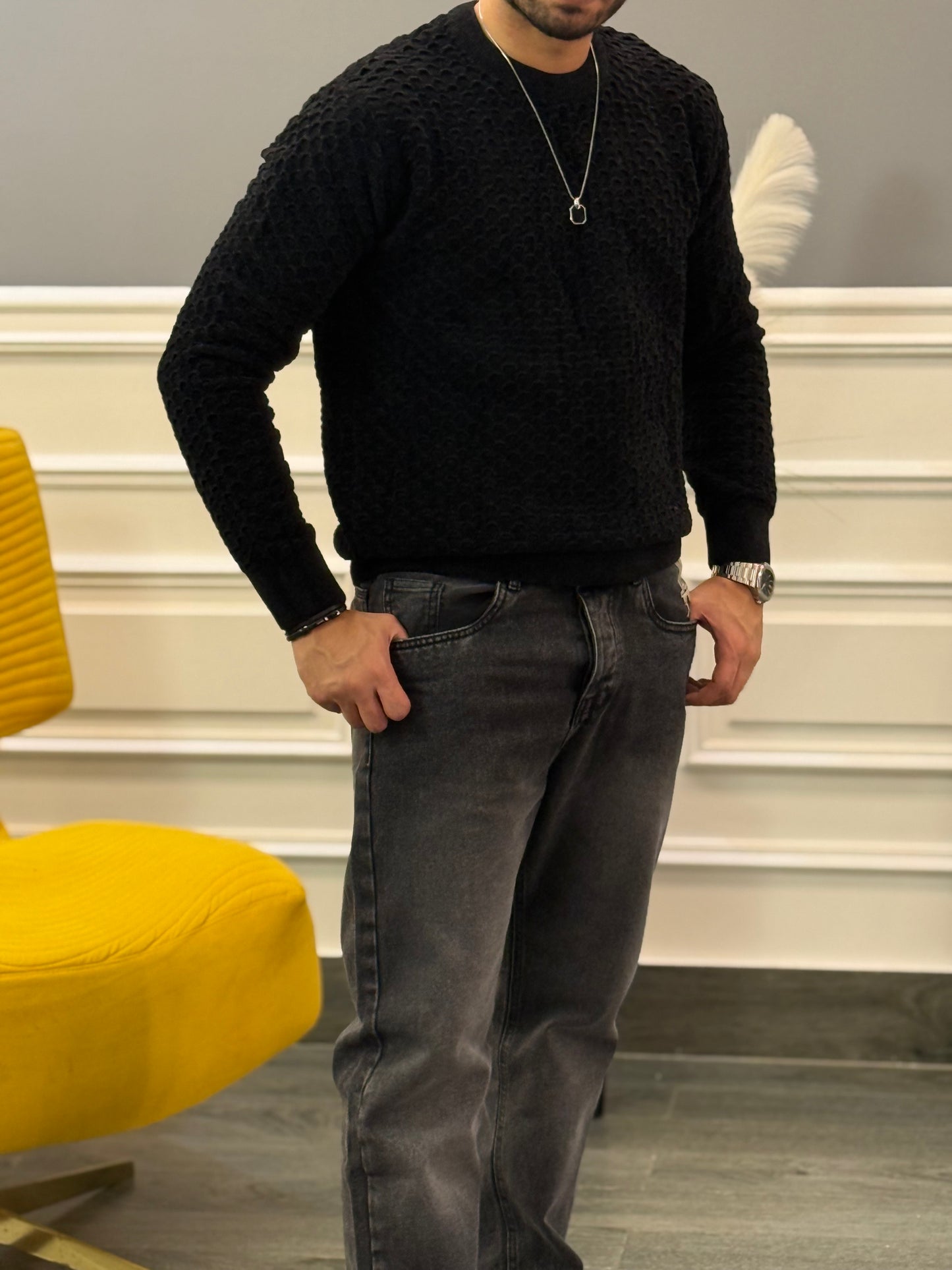 Black round basic pullover