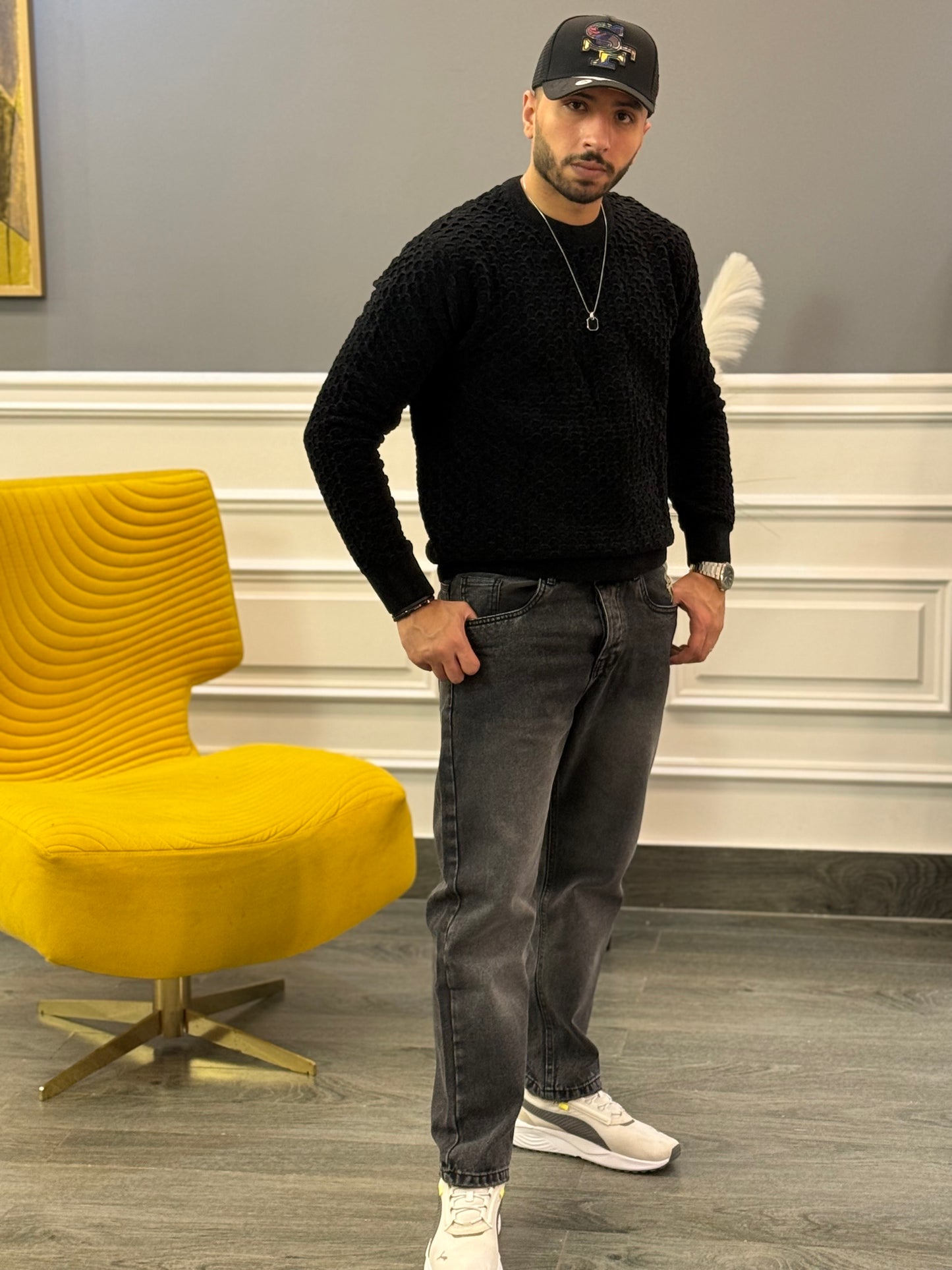 Black round basic pullover