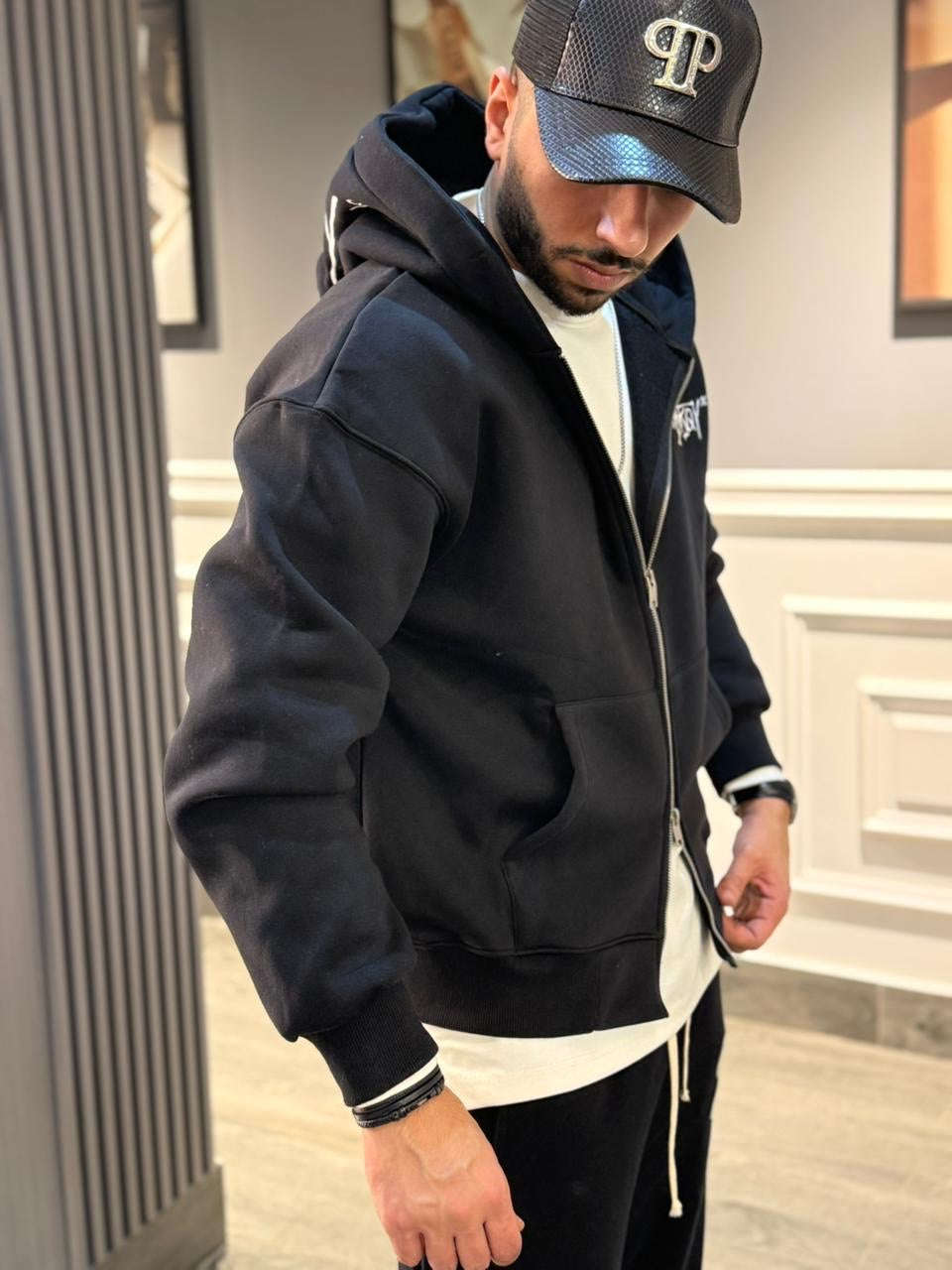 Black easy sweatshirt